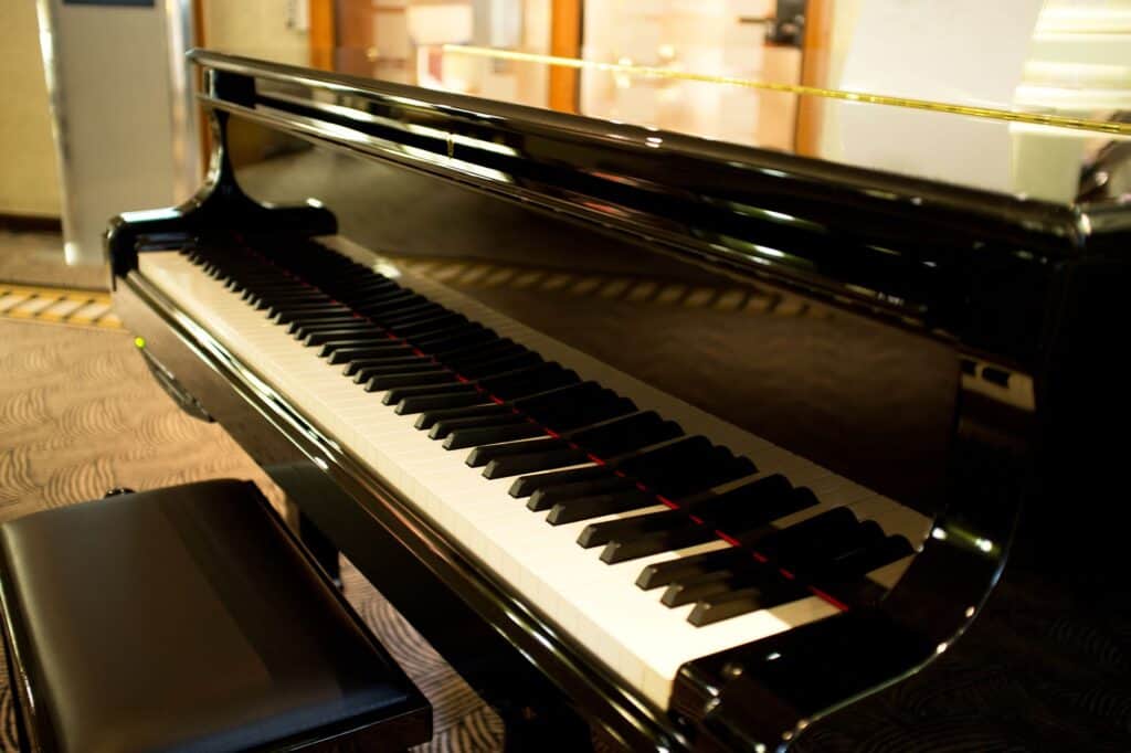 A black piano